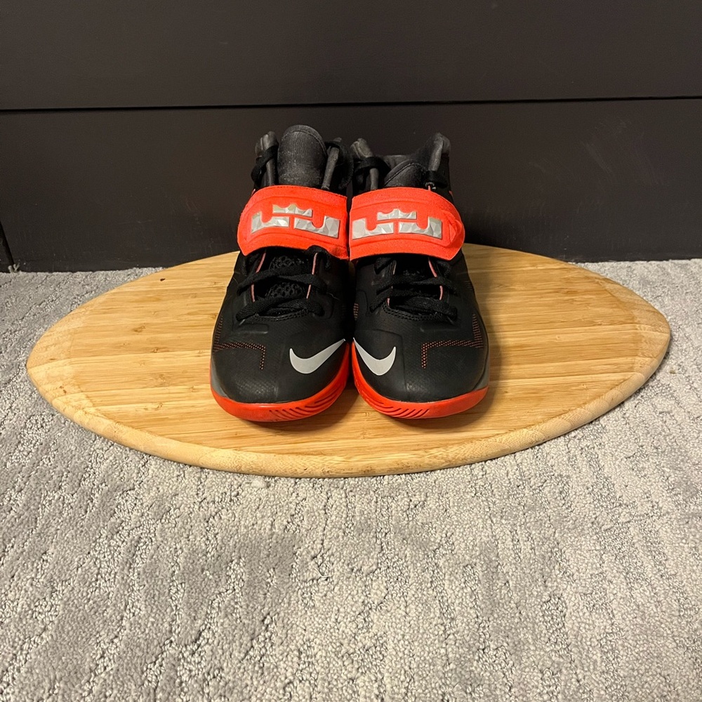 Size 6 Nike zoom lebron soilder 7 mid black MAKE OFFERS